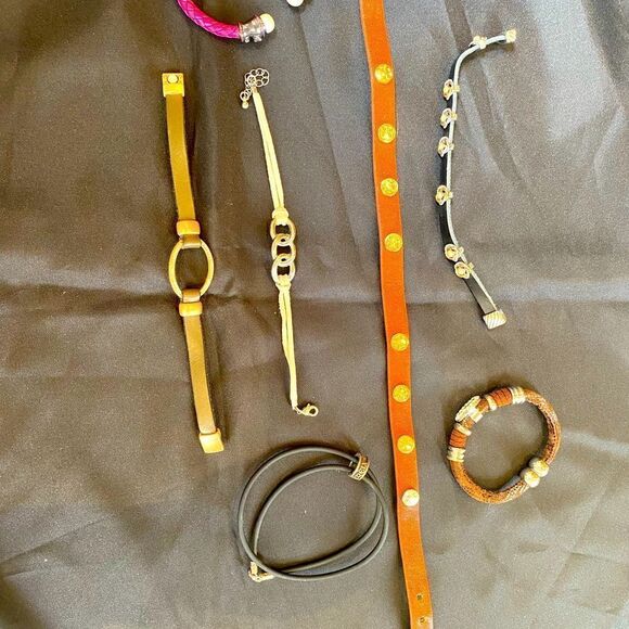 Set of seven leather bracelets - Picture 1 of 10